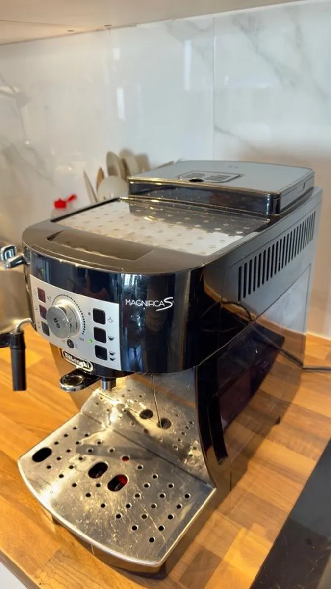 De'Longhi Magnifica S, Automatic Bean to Cup Coffee Machine, ECAM22.110.B, Black - Image 2