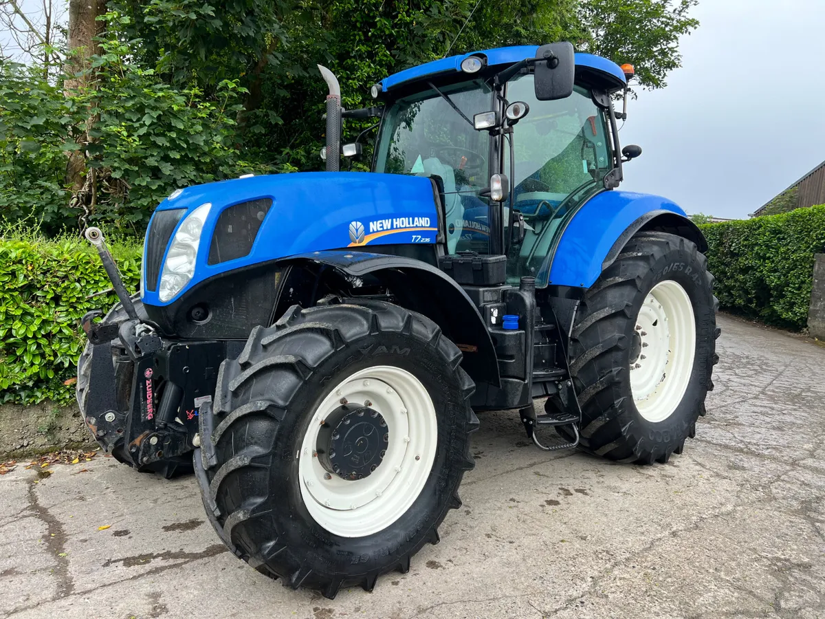 2011 New Holland T7.235 - Image 1