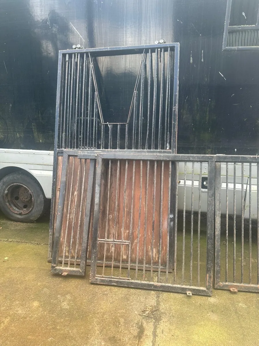 Interior stables - Image 2