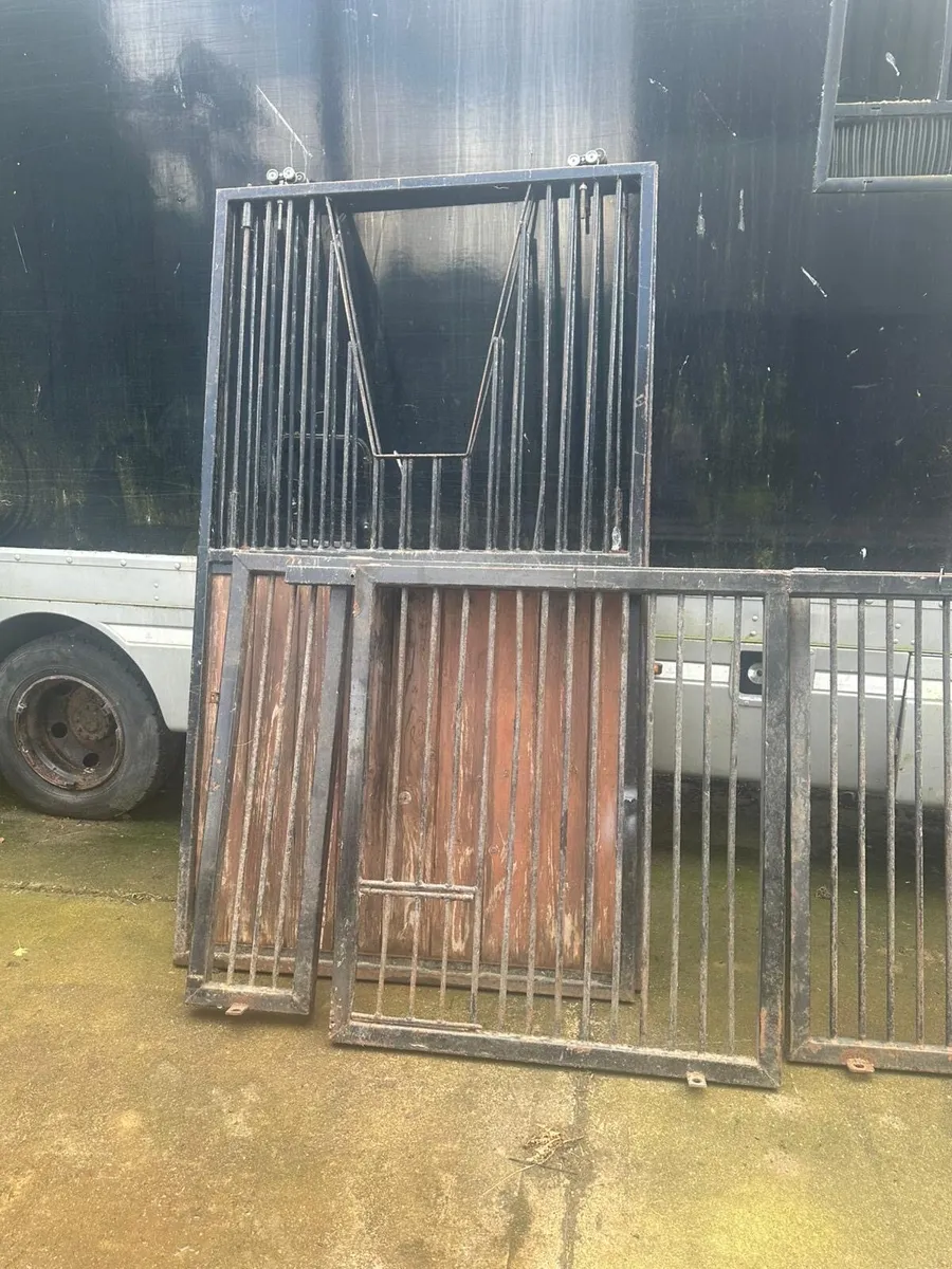 Interior stables - Image 3