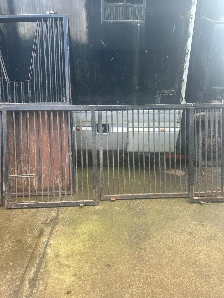 Interior stables - Image 4