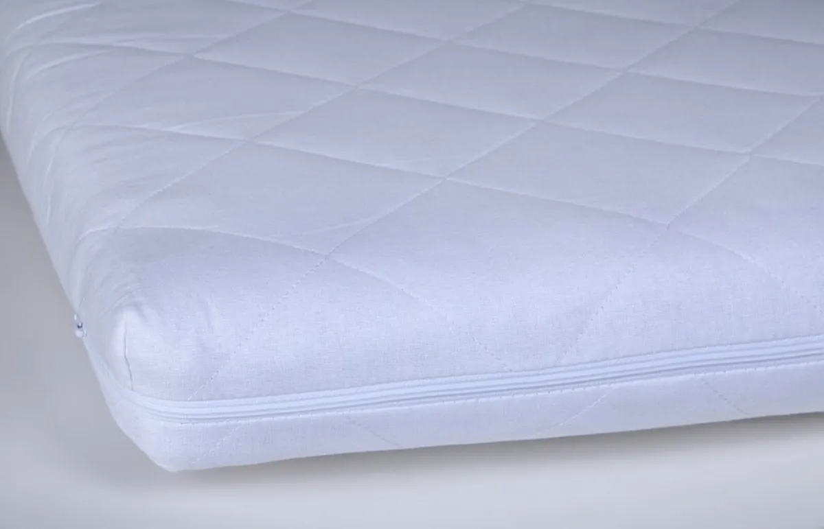 Elegant baby cot with a mattress - Image 4