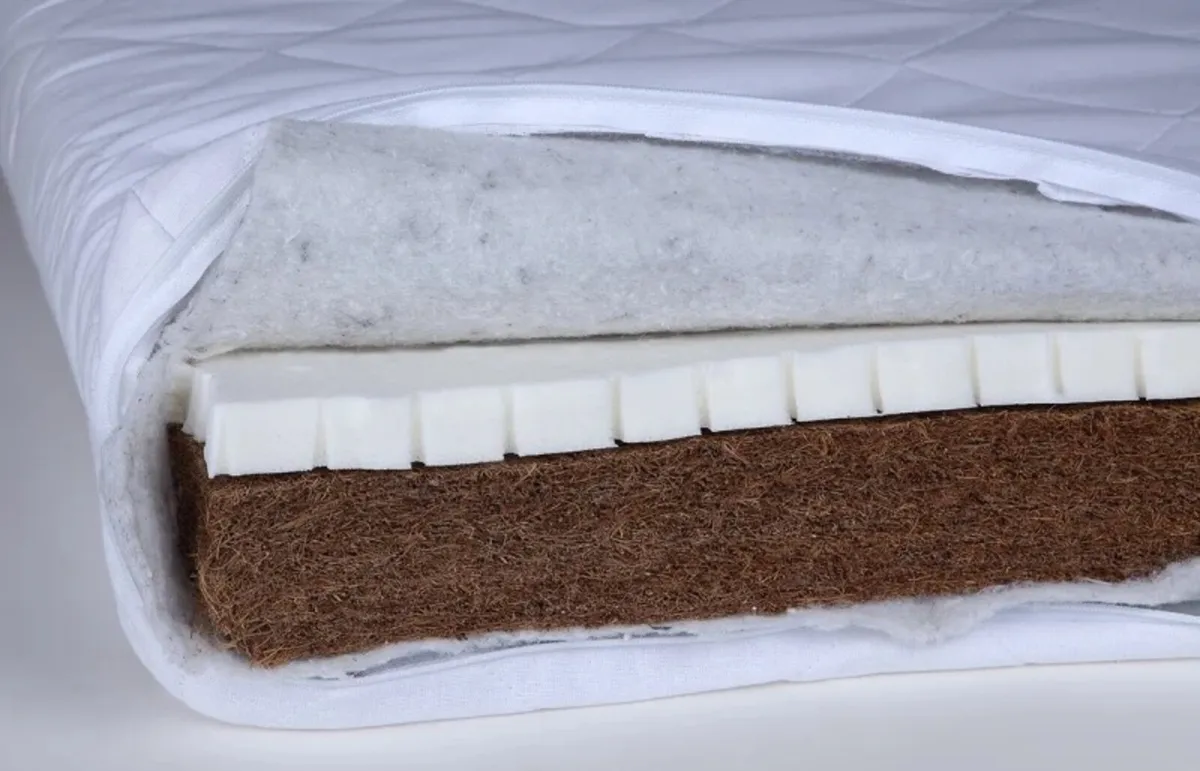 Elegant baby cot with a mattress - Image 2