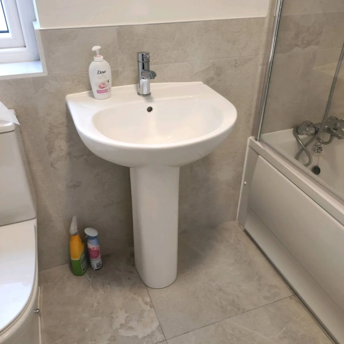 Pedestal sink