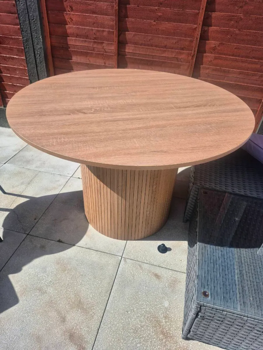 Table and chairs - Image 4