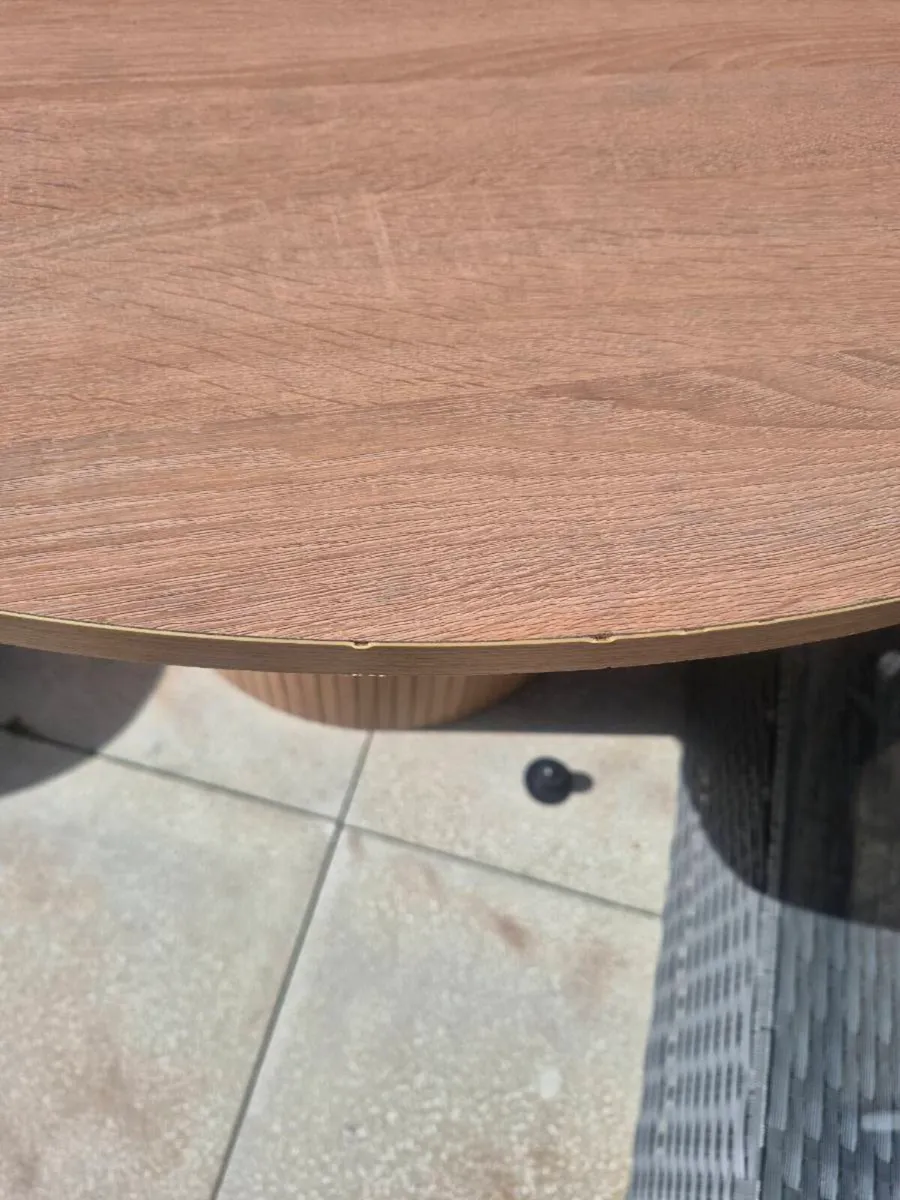 Table and chairs - Image 3