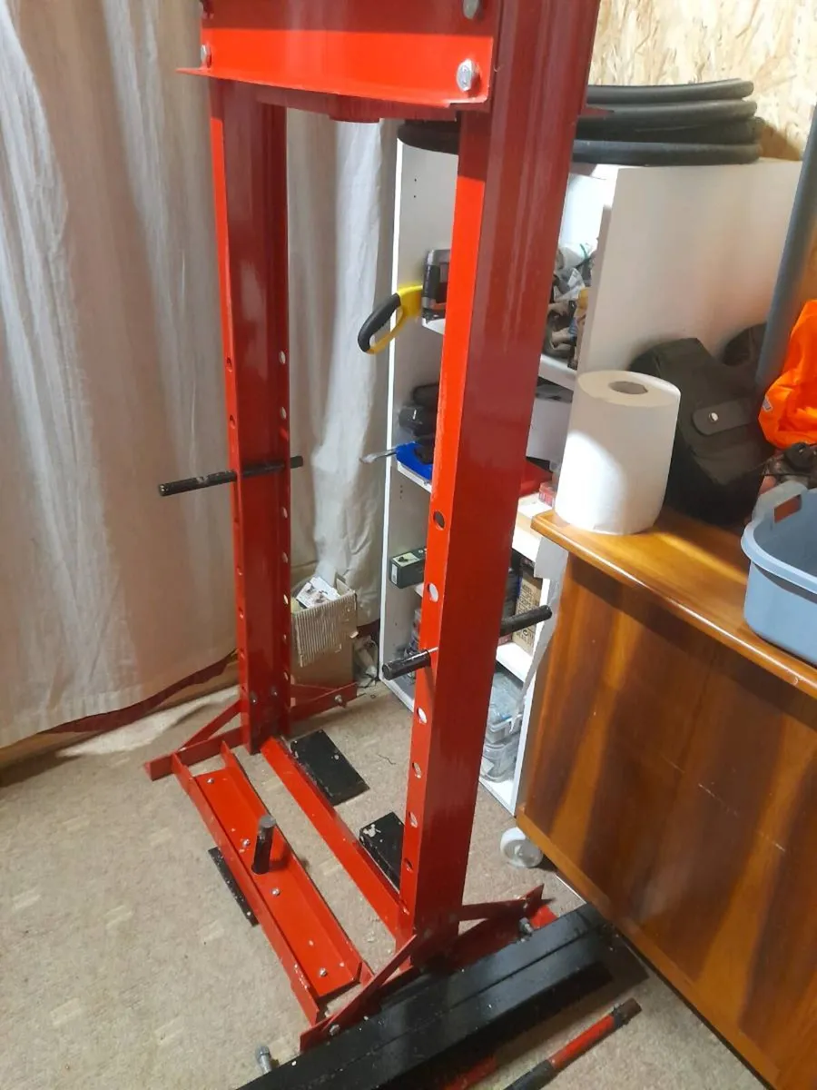 Hydraulic Press - 30T - Image 1