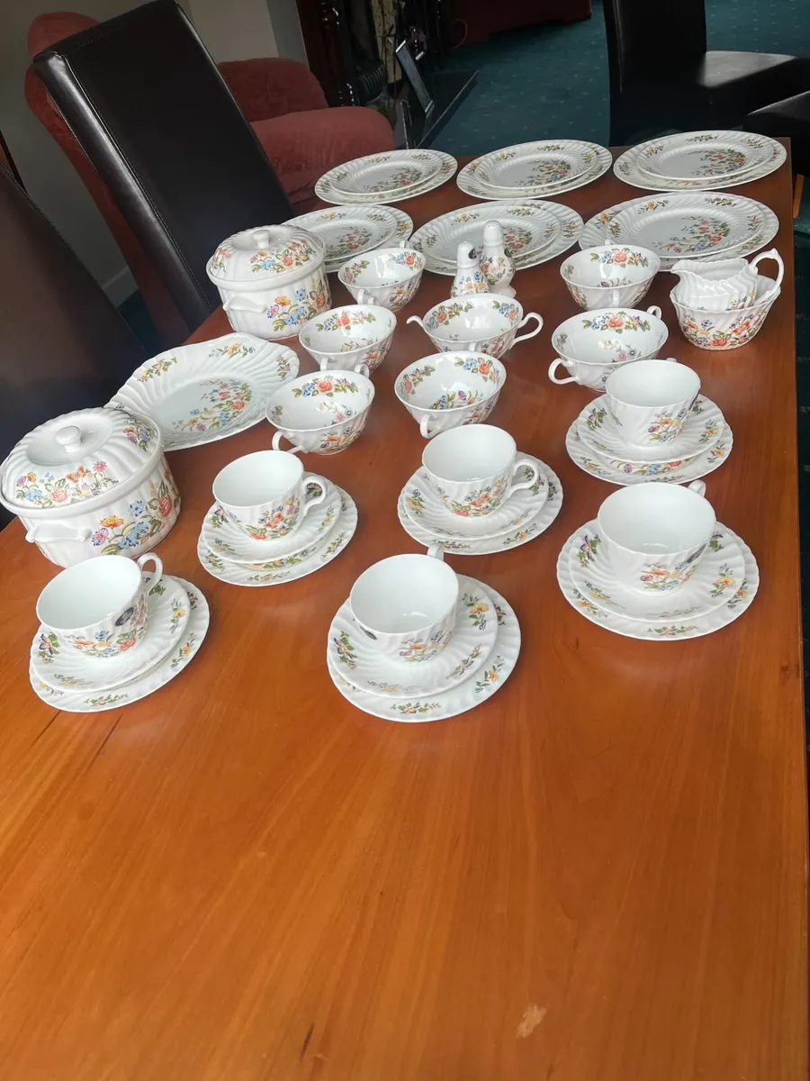 Aynsley Bone China Dinner/Tea Set with placemats - Image 1