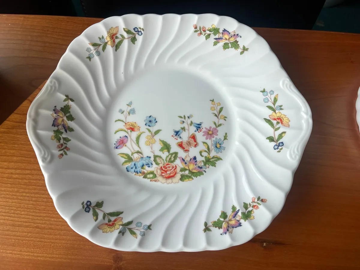 Aynsley Bone China Dinner/Tea Set with placemats - Image 3