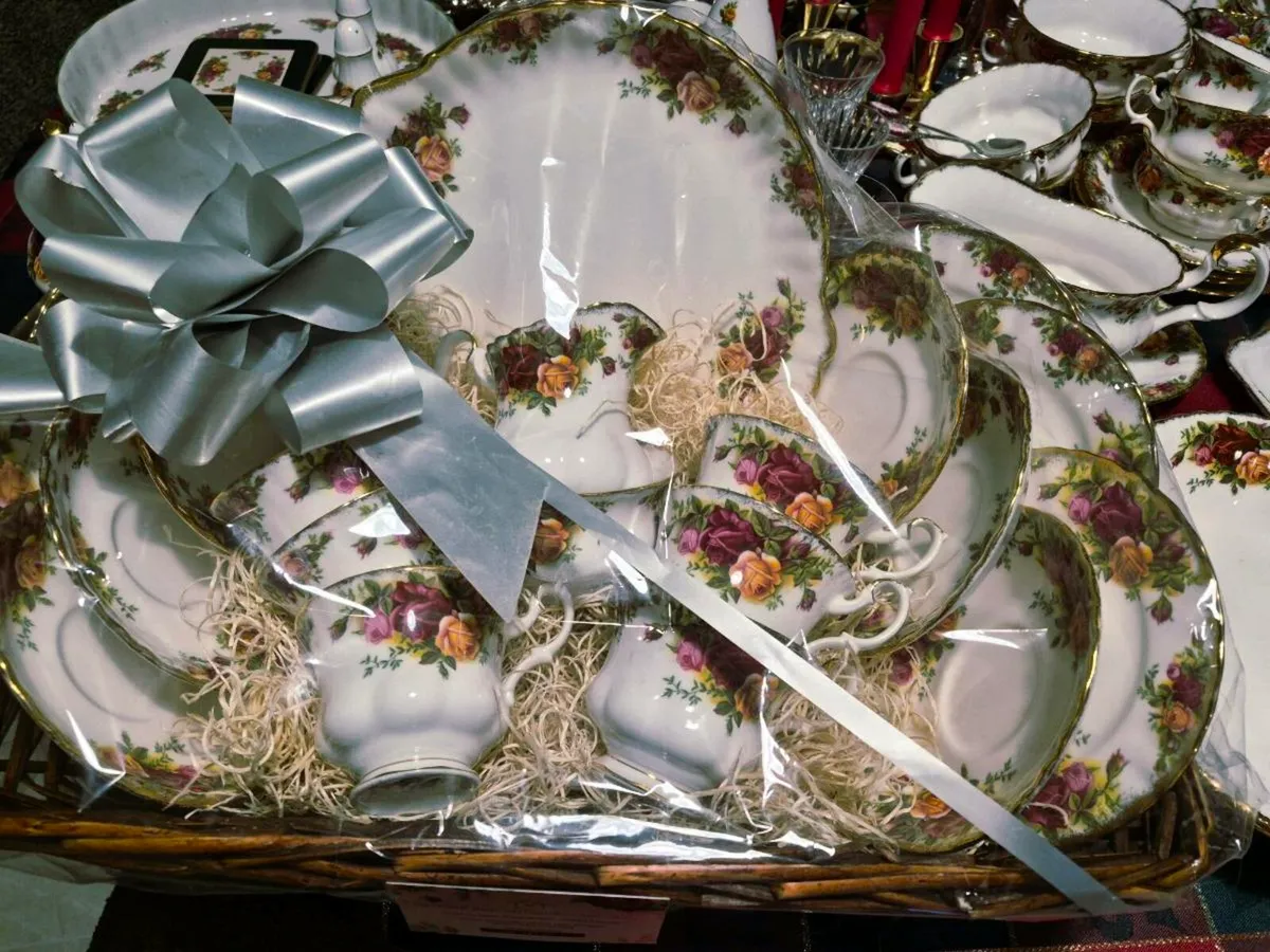 Royal albert old country roses 21 piece tea servic - Image 1