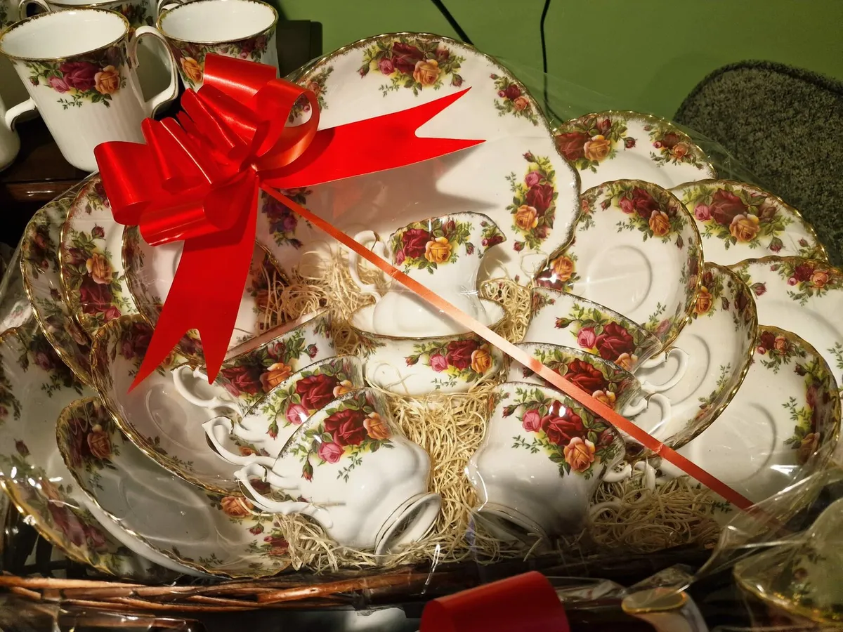 Royal albert old country roses 21 piece tea servic - Image 2