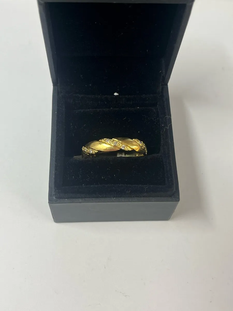 18k gold diamond ring. - Image 1