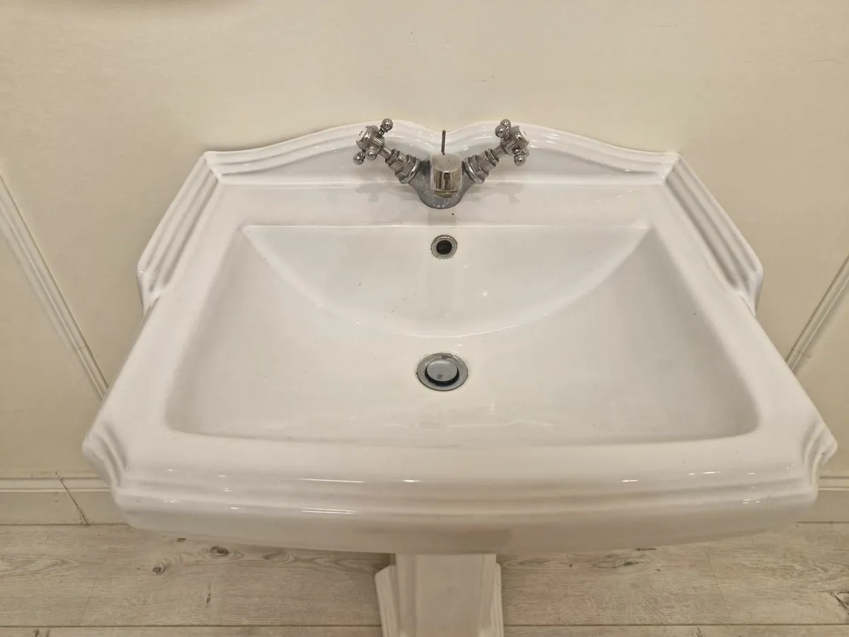 Pedestal sink - Image 4
