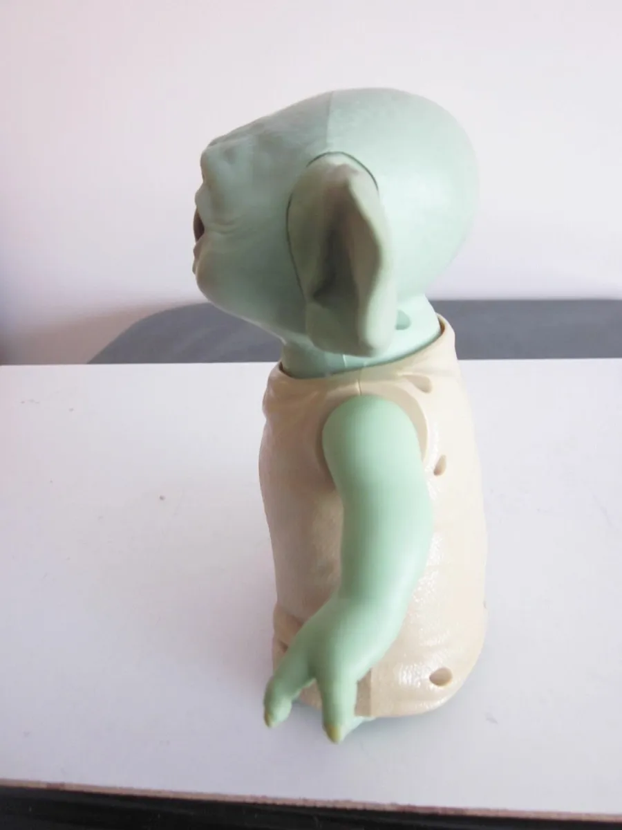 Hasbro Star Wars Mandalorian 7" Talking  Baby Yoda - Image 3