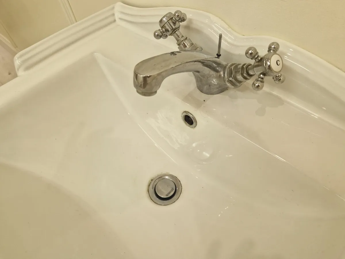 Pedestal sink - Image 3