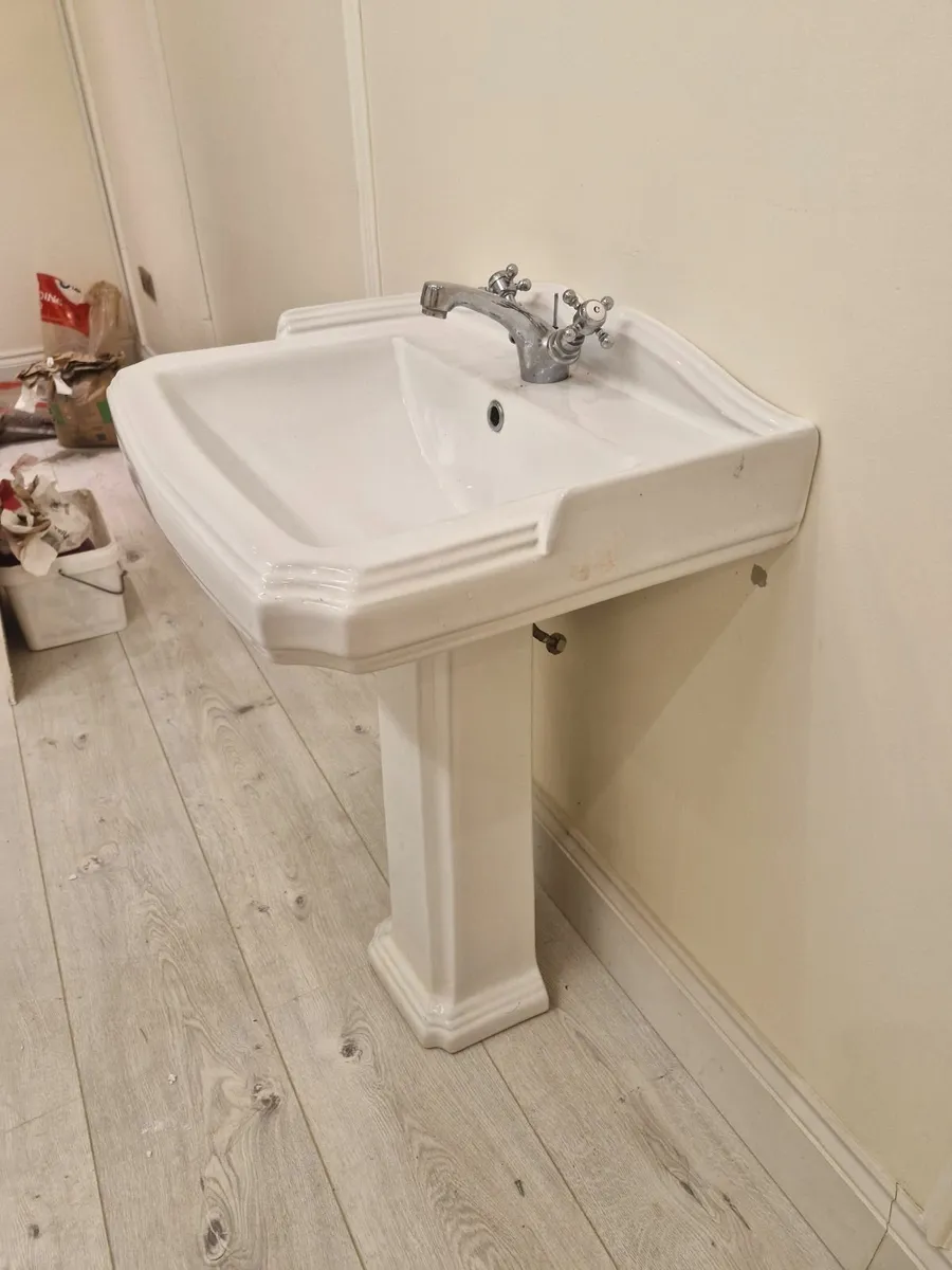 Pedestal sink - Image 2