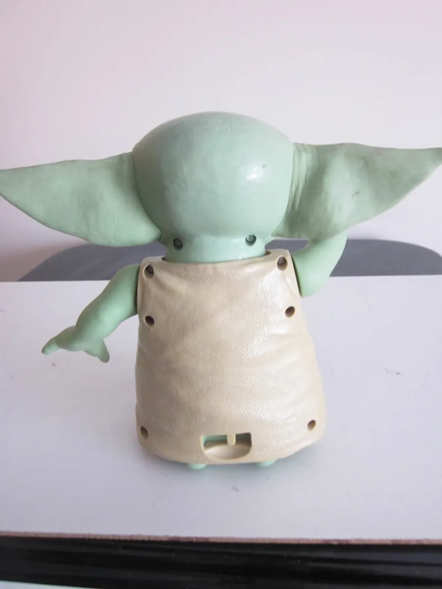 Hasbro Star Wars Mandalorian 7" Talking  Baby Yoda - Image 4