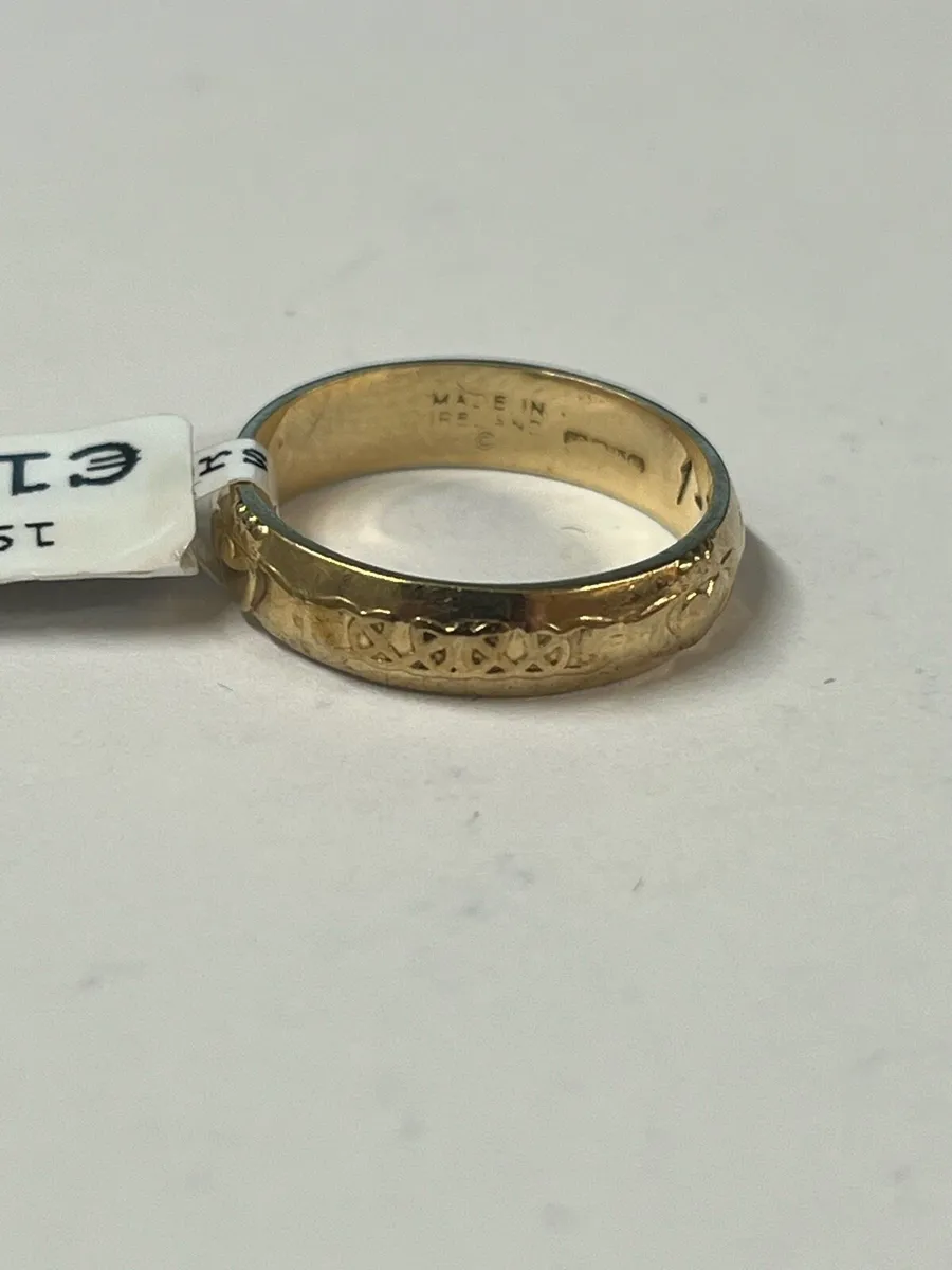 9k gold band with claddagh design. - Image 3