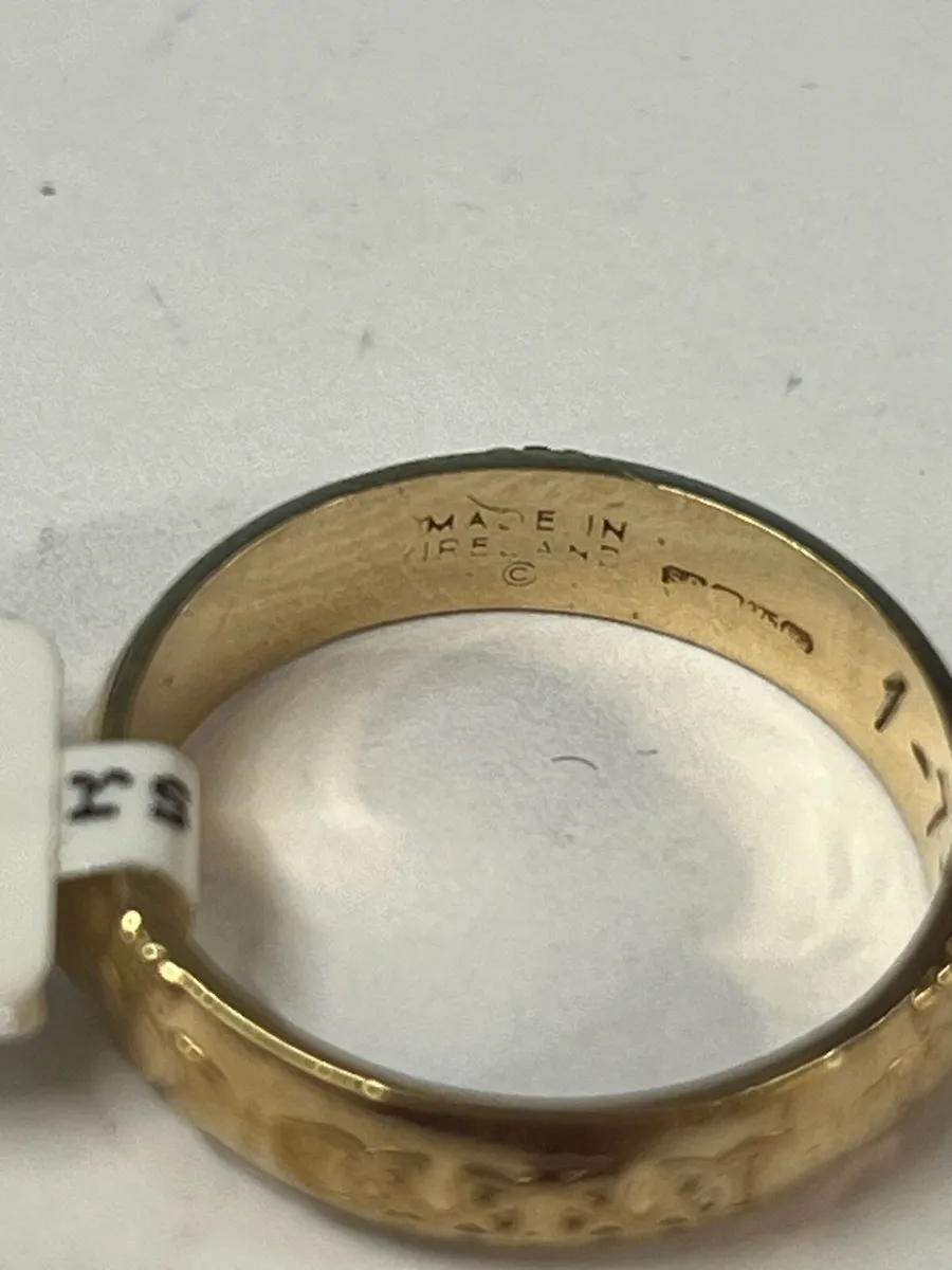 9k gold band with claddagh design. - Image 4