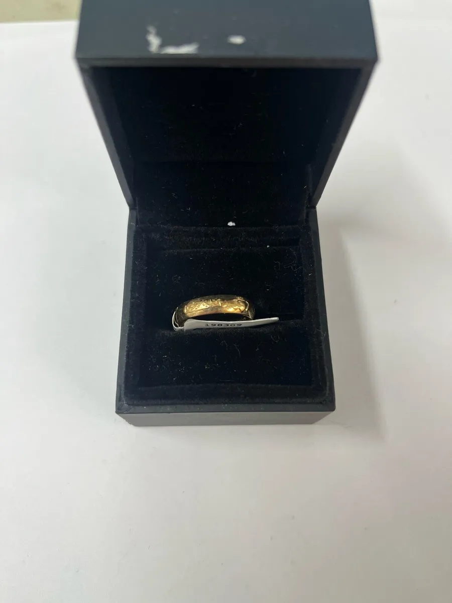 9k gold band with claddagh design. - Image 1