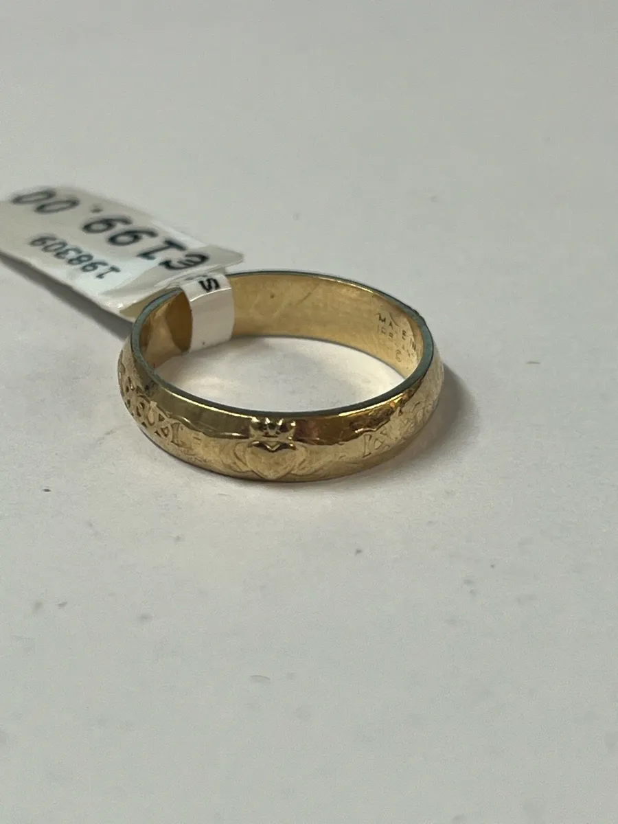 9k gold band with claddagh design. - Image 2