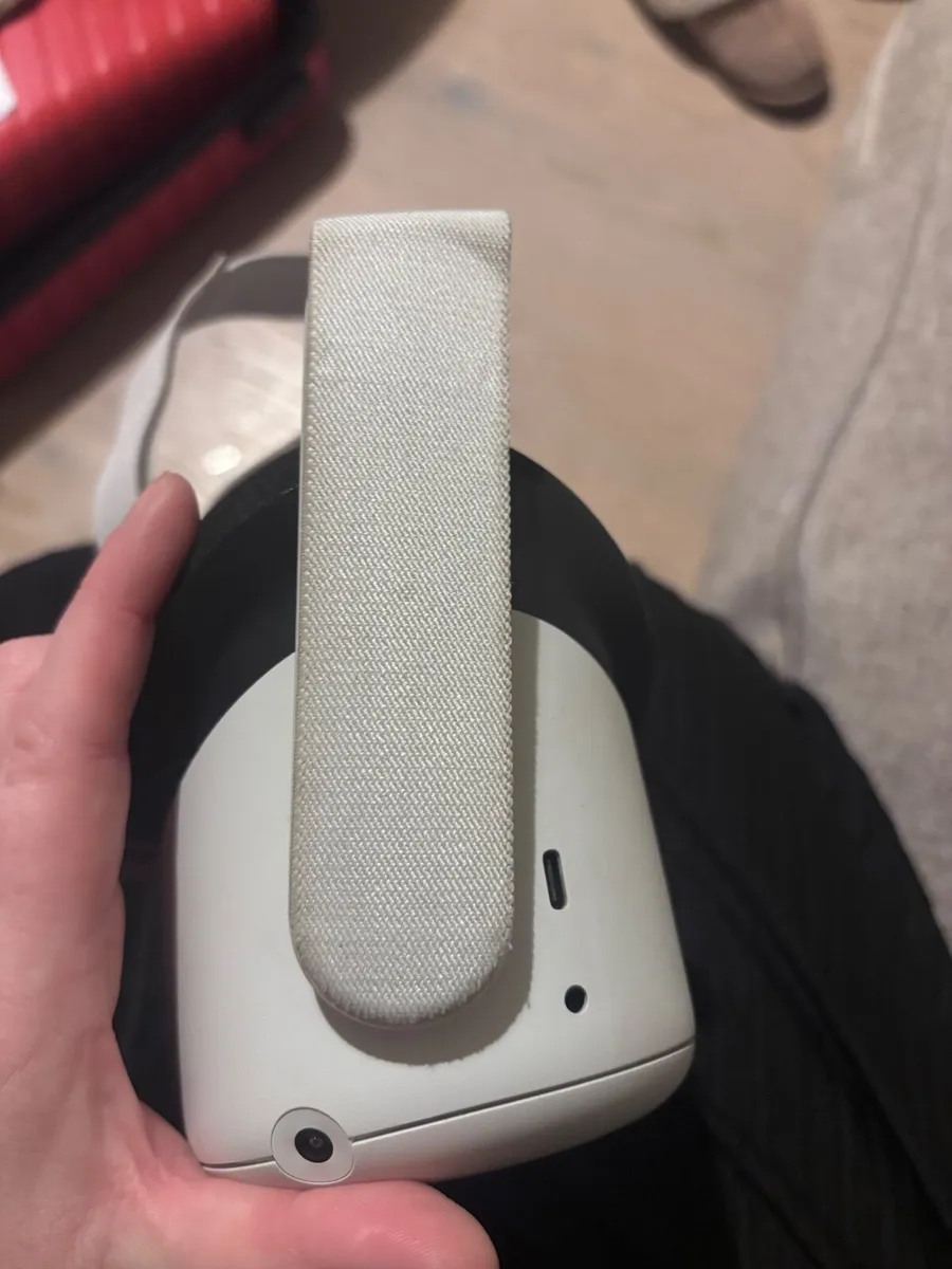 VR headset - Image 1