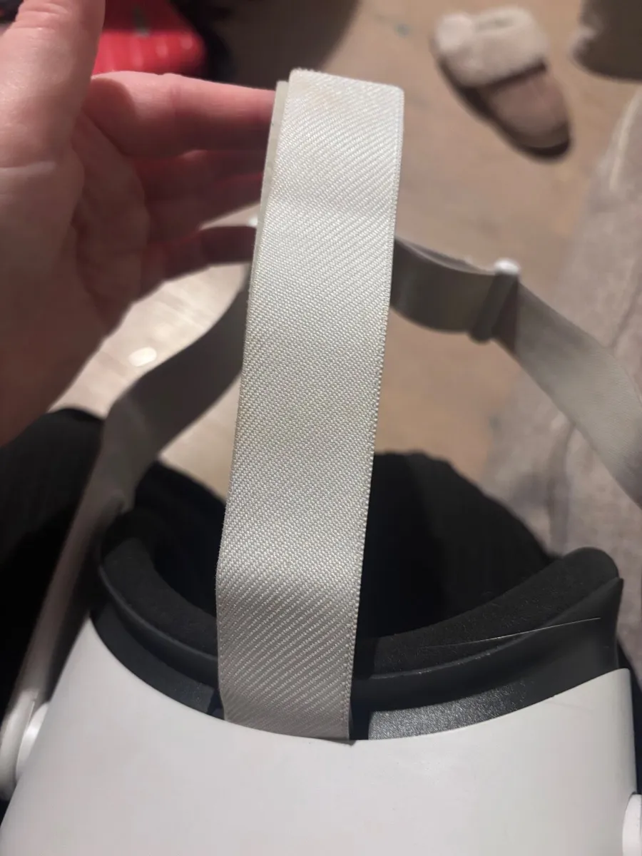 VR headset - Image 2