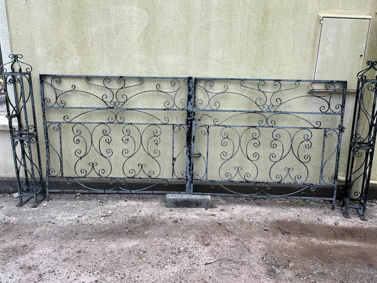 Cast iron double gate with pilars - Image 2