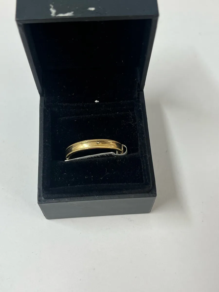 9k gold band. - Image 1