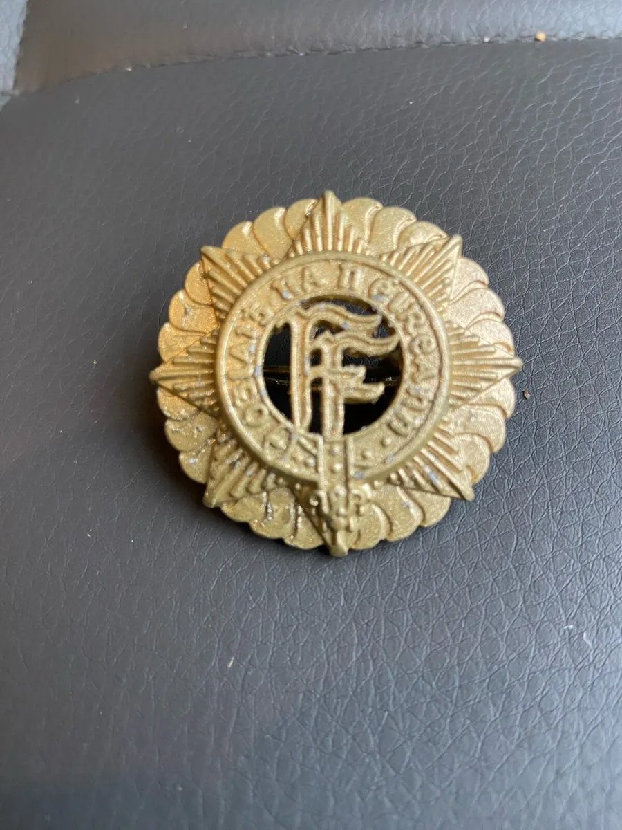 Irish Defence Forces Cap Badge - Image 1