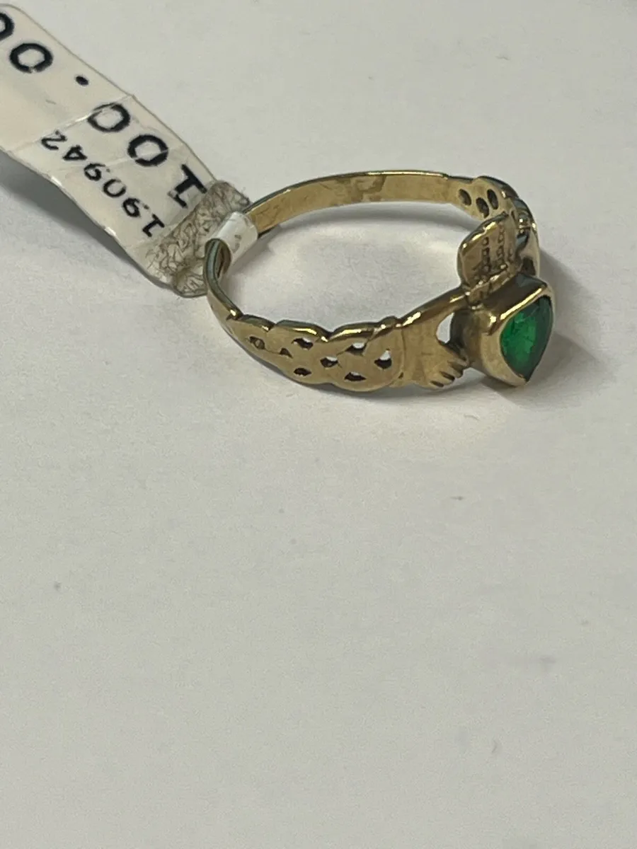 Vintage 9k gold claddagh ring with green stone. - Image 3
