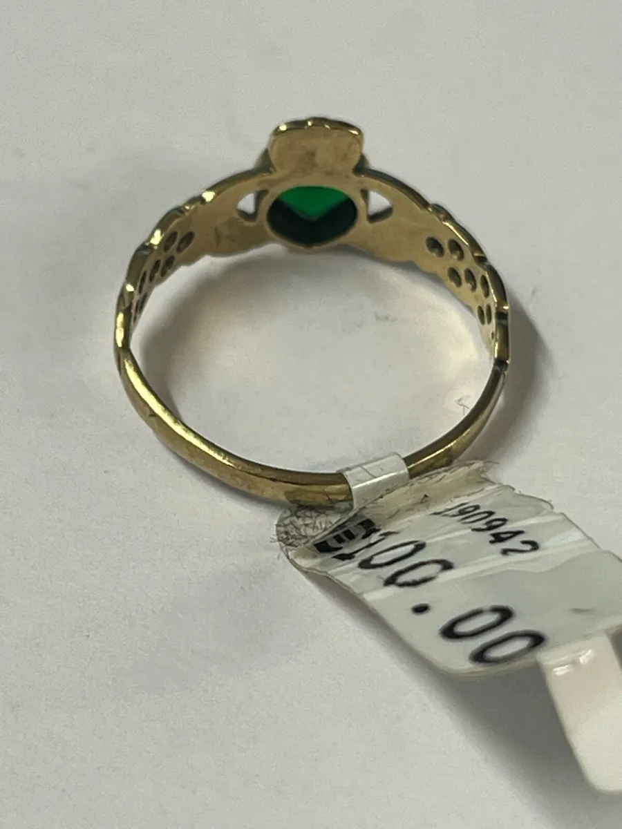 Vintage 9k gold claddagh ring with green stone. - Image 4