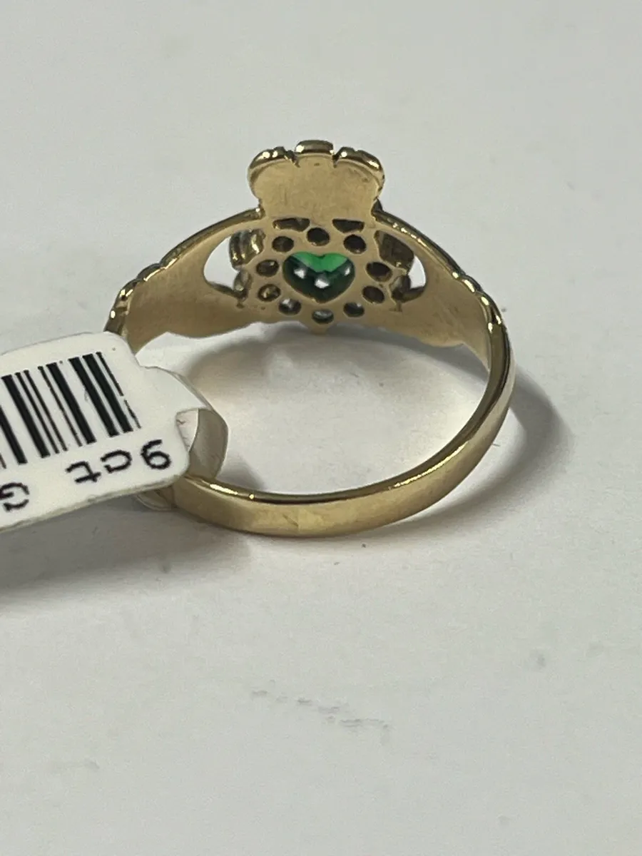 9k gold claddagh ring with green stone. - Image 3