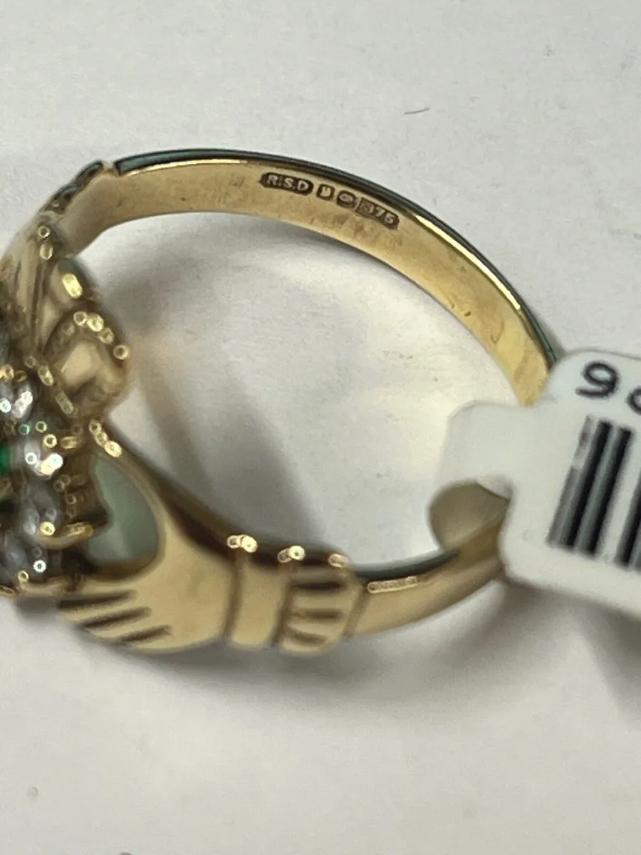 9k gold claddagh ring with green stone. - Image 4