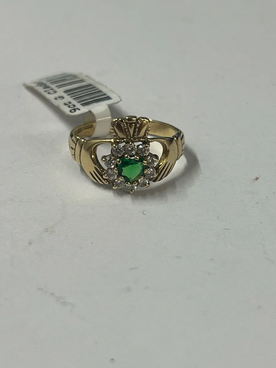 9k gold claddagh ring with green stone. - Image 2