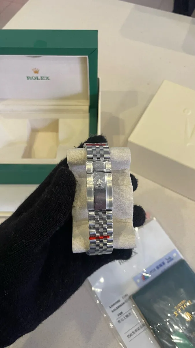 White mens watch - Image 2