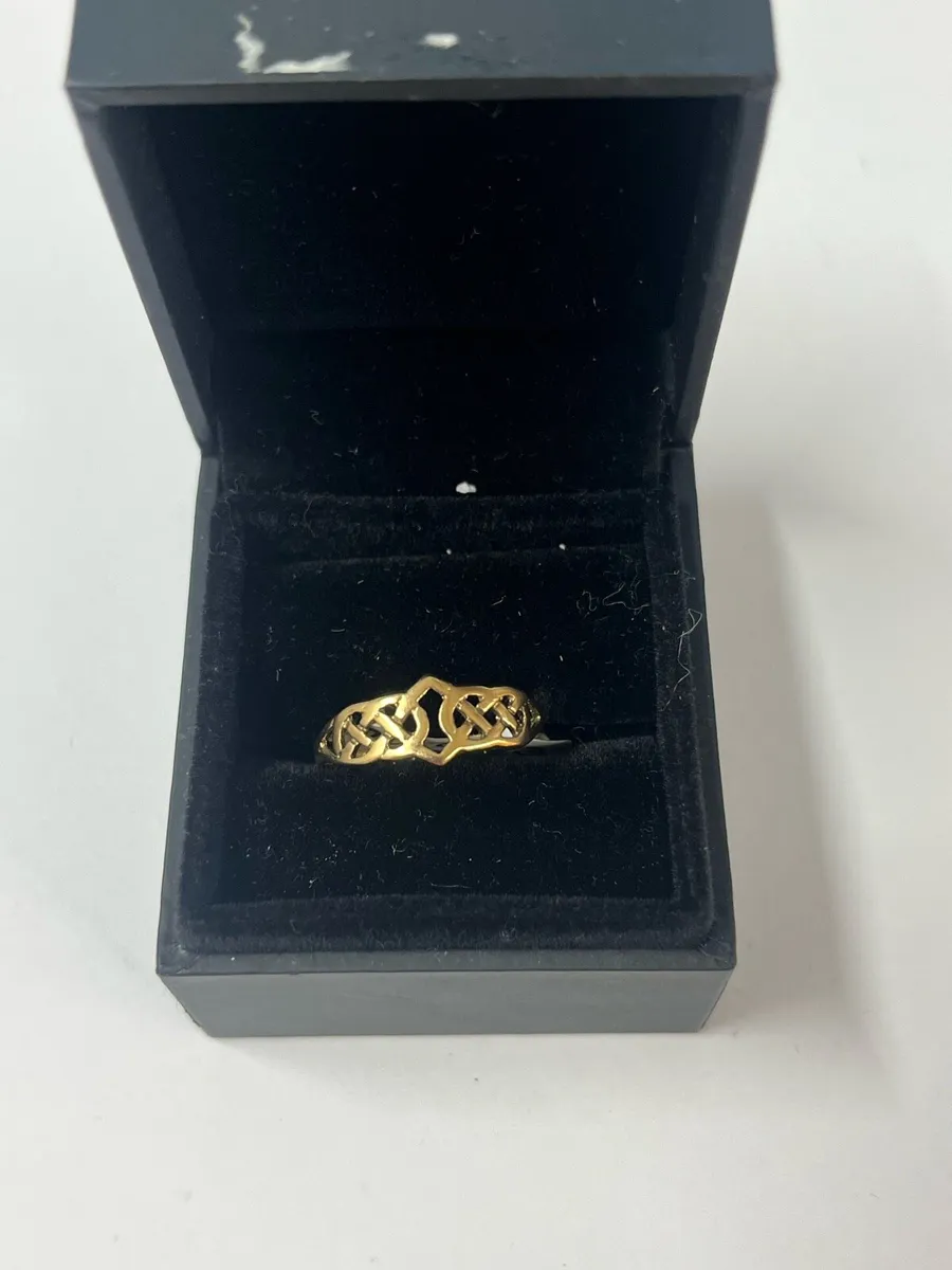 9k gold ring with Celtic design. - Image 1
