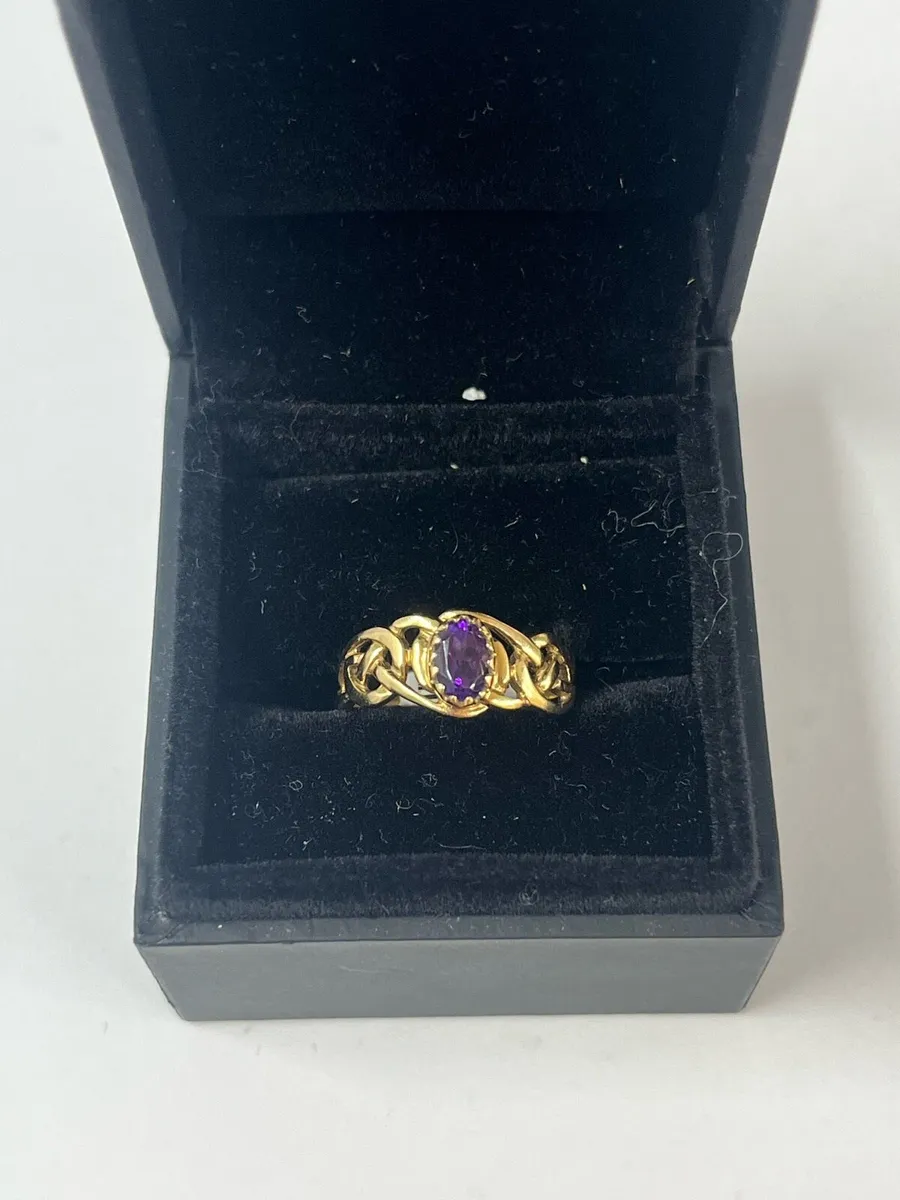 9k gold ring with purple stone. - Image 1