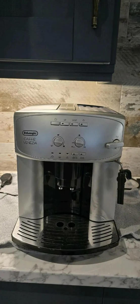Delonghi Coffee machine - Image 1