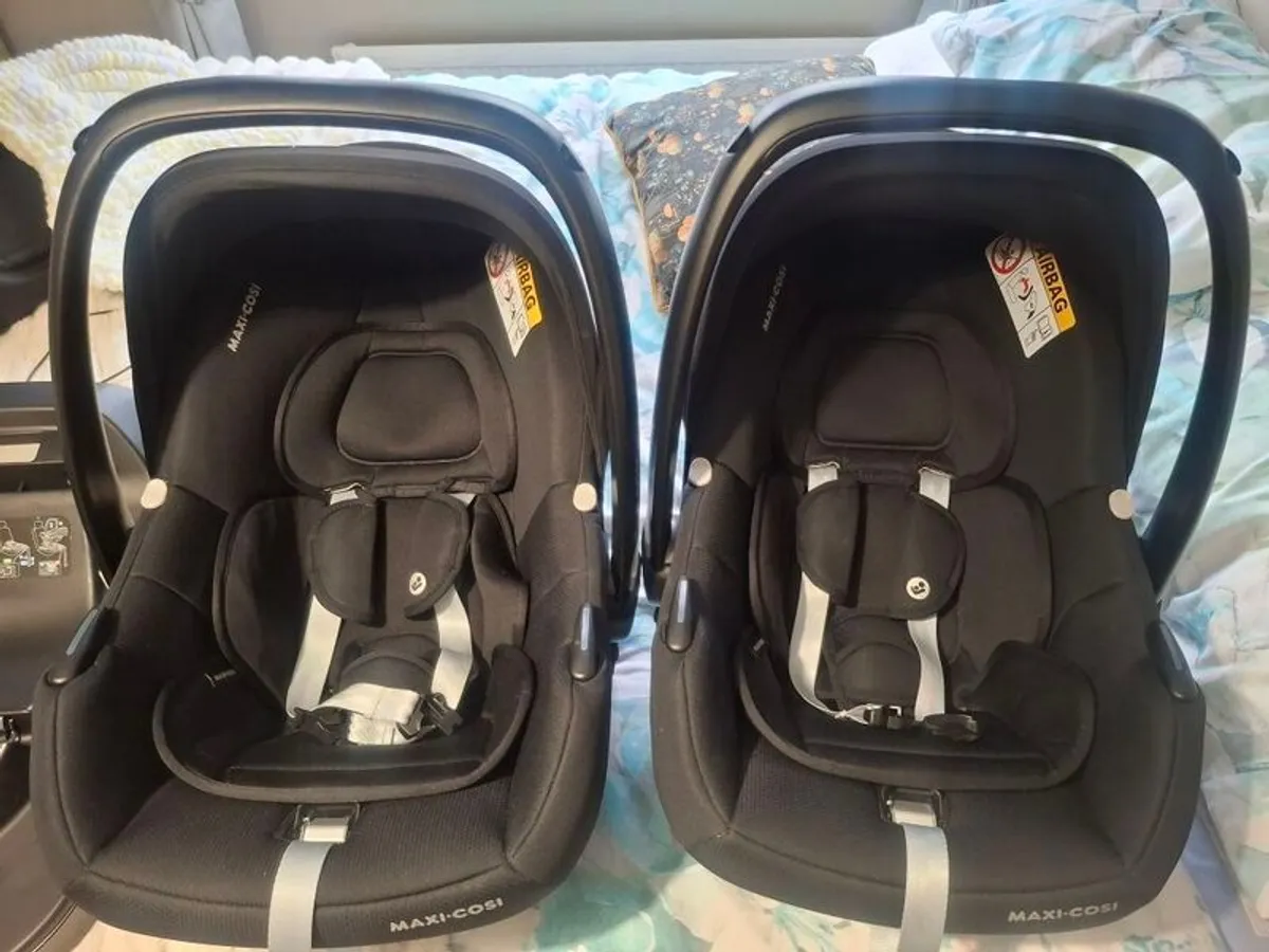 Maxi Cosi i-size baby Car Seat and Maxi Cosi isofix base - Image 3