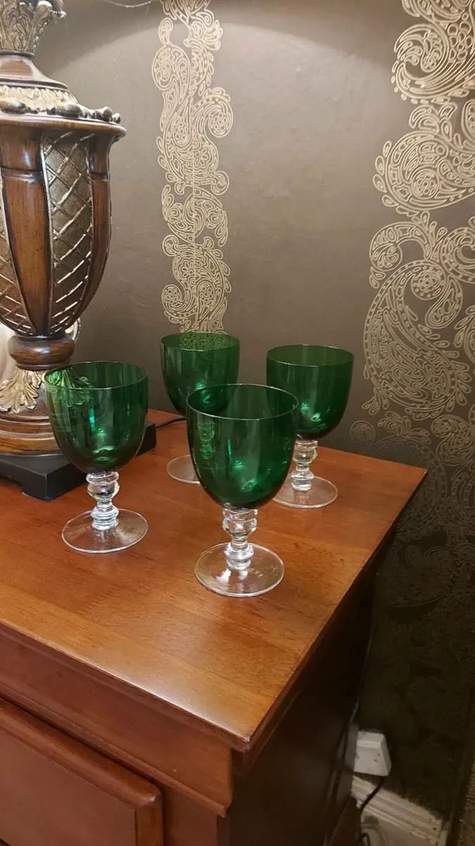 Set of four green wine goblets - Image 3
