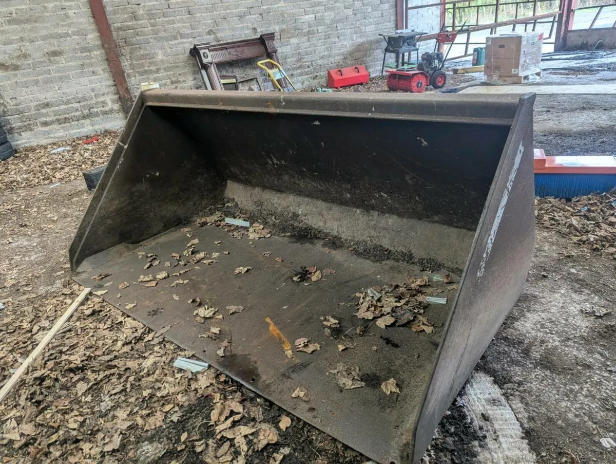 Manitou 8ft bucket - Image 1