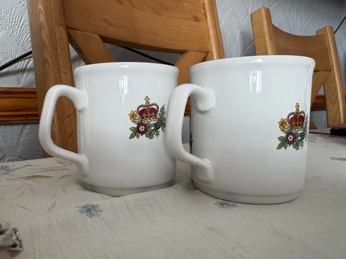 Queen Elizabeth II Silver Jubilee Mug Pair - Image 3