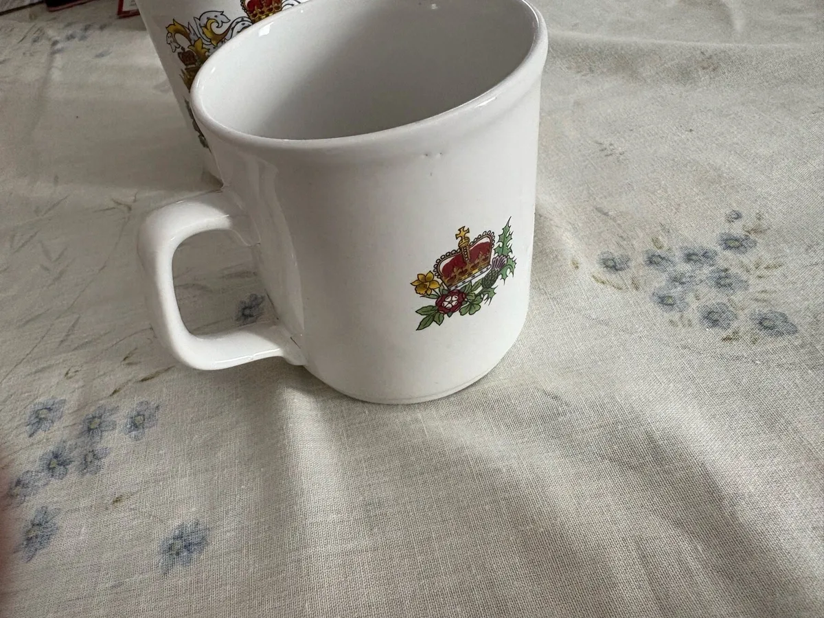 Queen Elizabeth II Silver Jubilee Mug Pair - Image 4