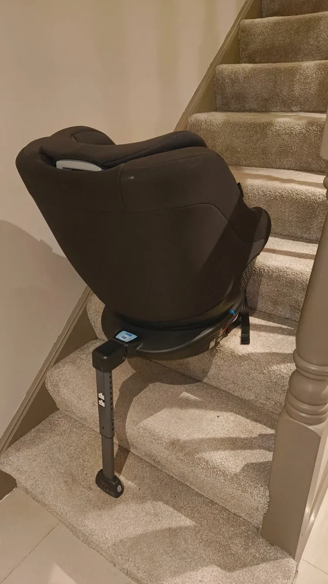 Black Graco 360 Turn Car Seat - Image 2