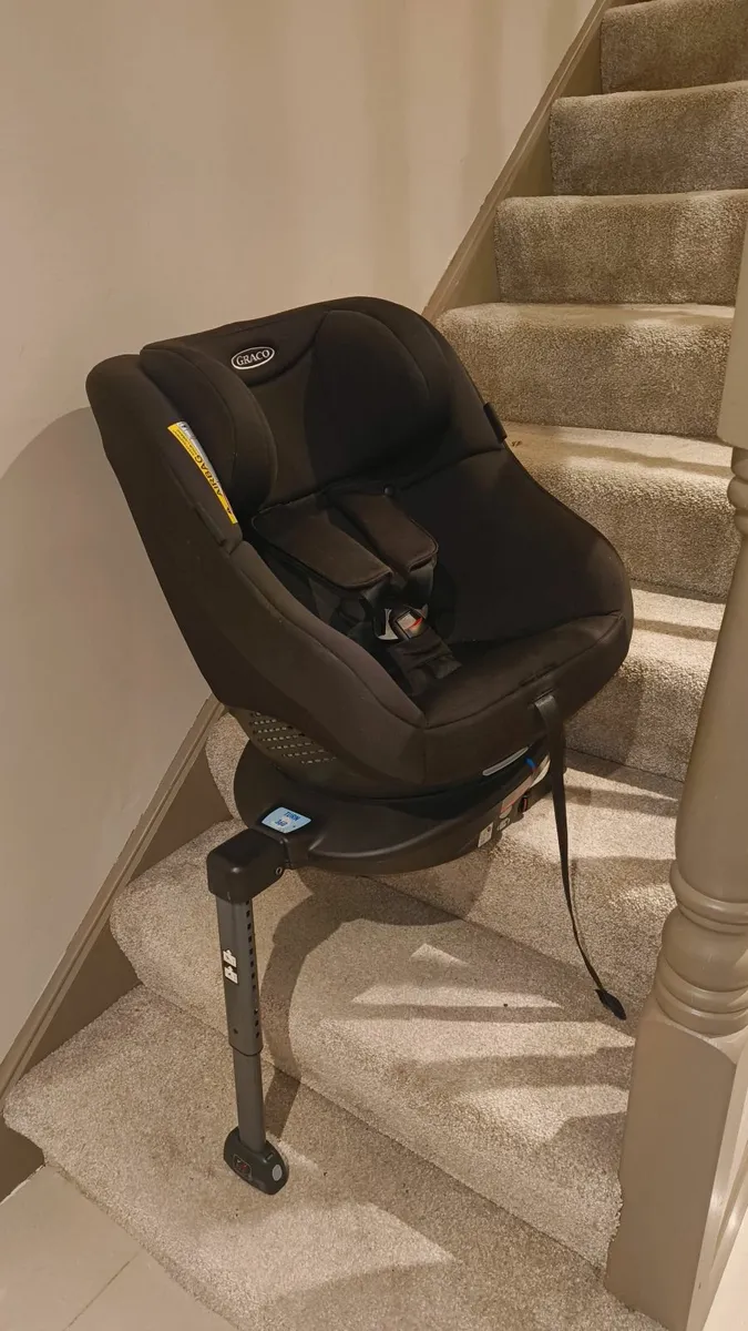 Black Graco 360 Turn Car Seat - Image 4