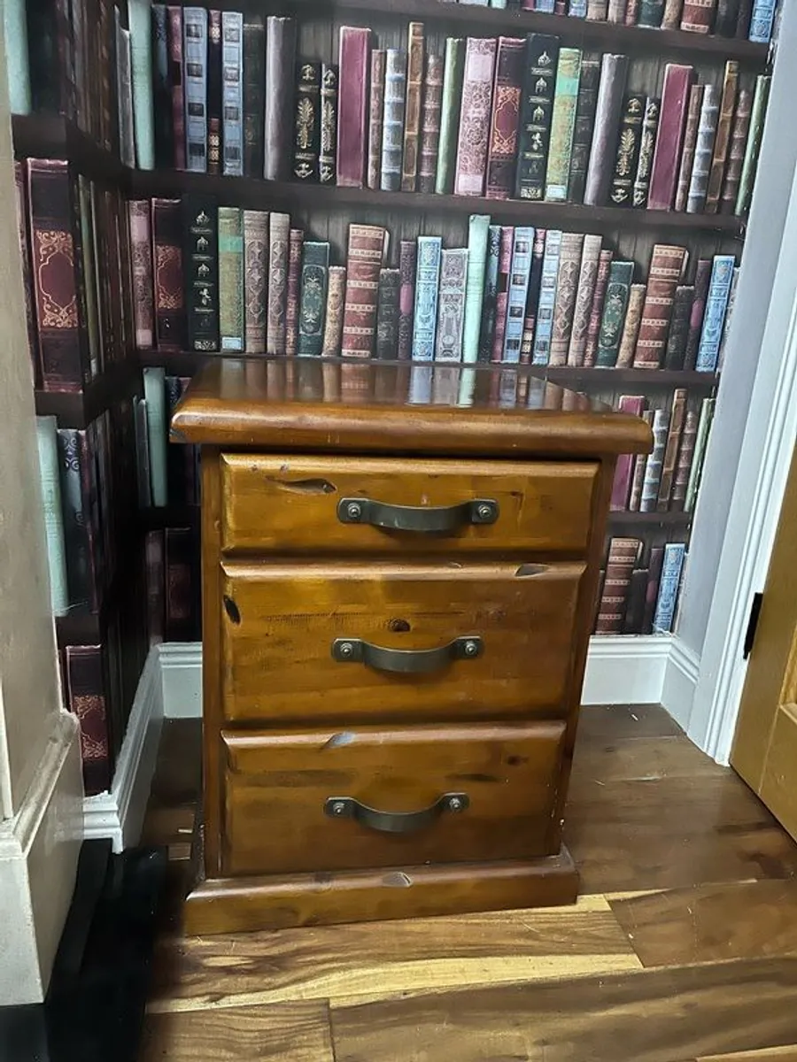 Mahogany mirror unit and two bedside lockers - Image 1