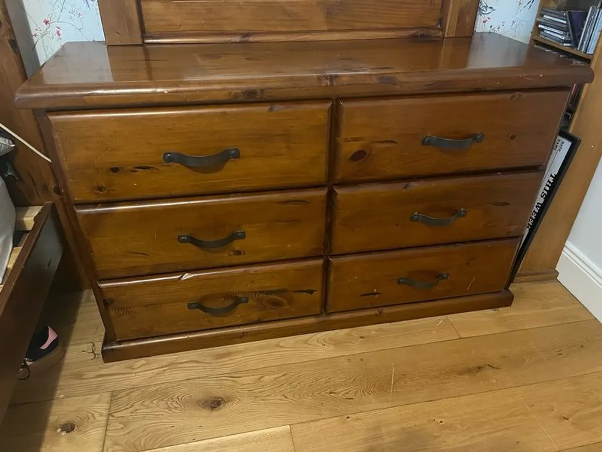 Mahogany mirror unit and two bedside lockers - Image 3