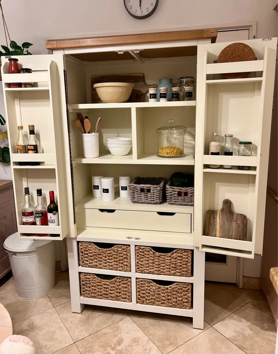 Kitchen larder - Image 2