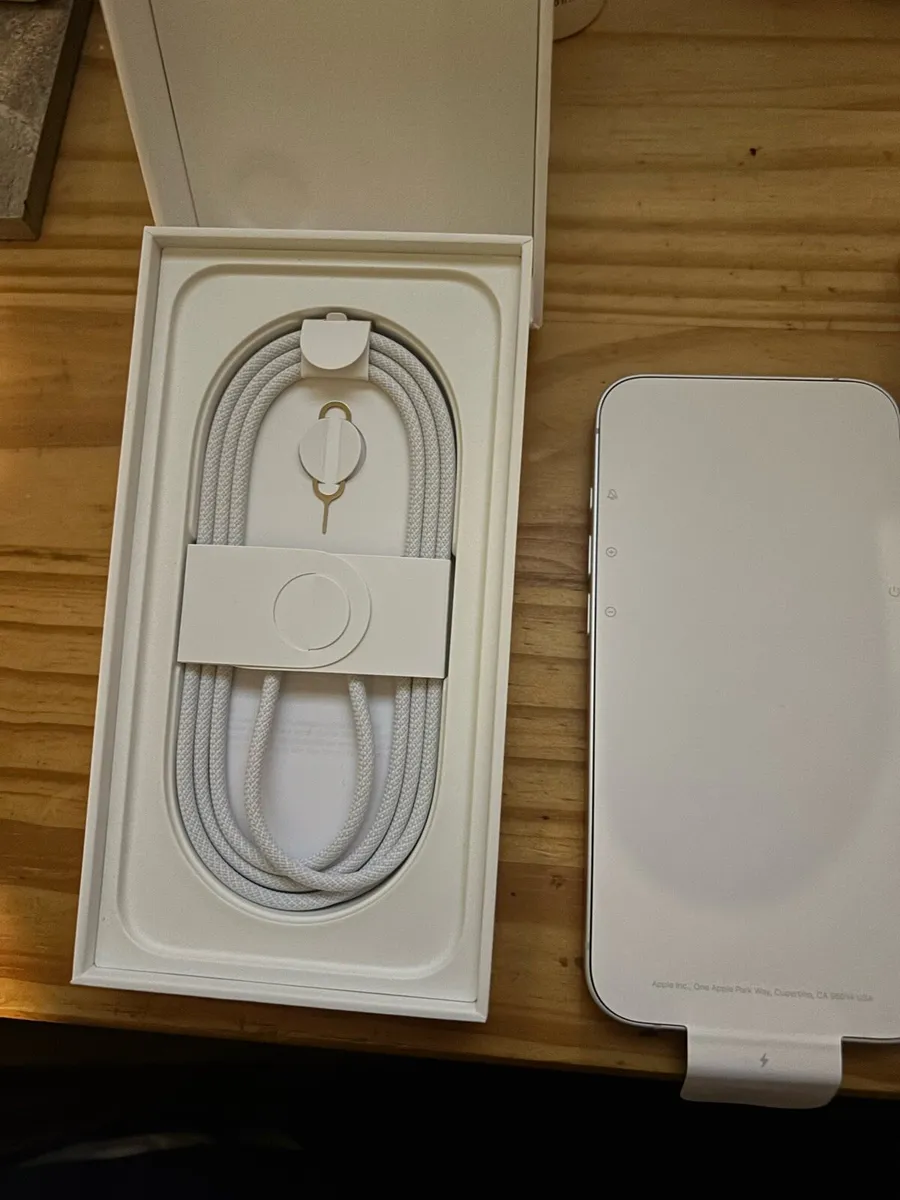 iPhone 16e Brand New – Boxed – Vodafone – Unused - Image 3